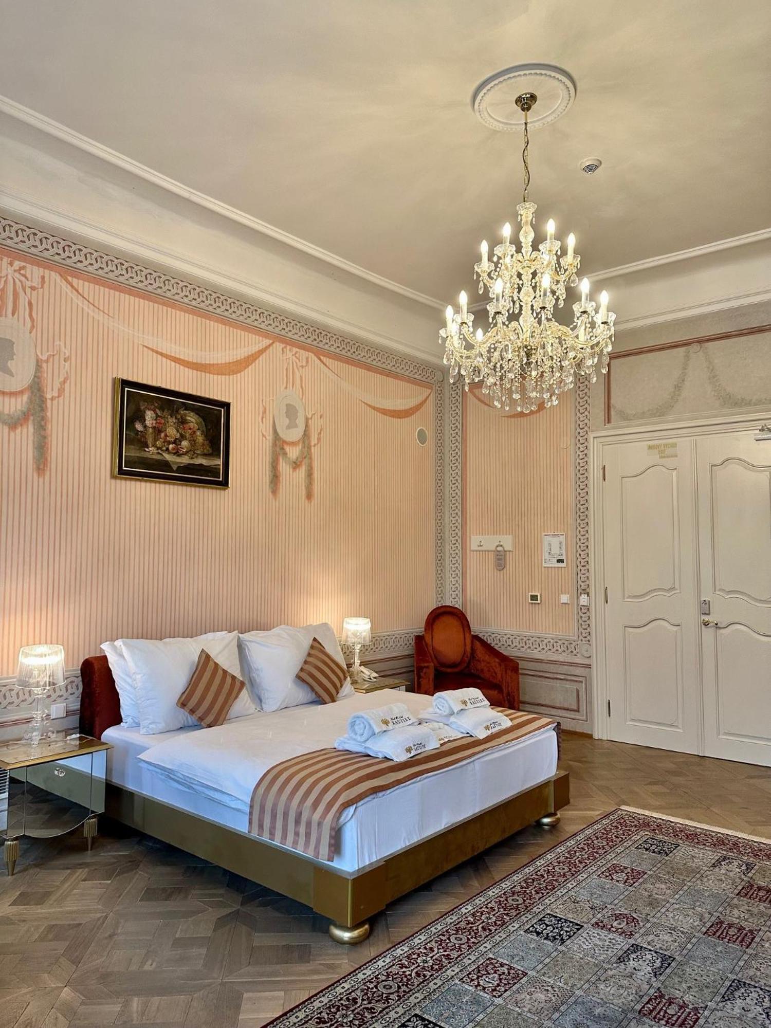 Art Hotel Kastiel Tomasov Exterior photo