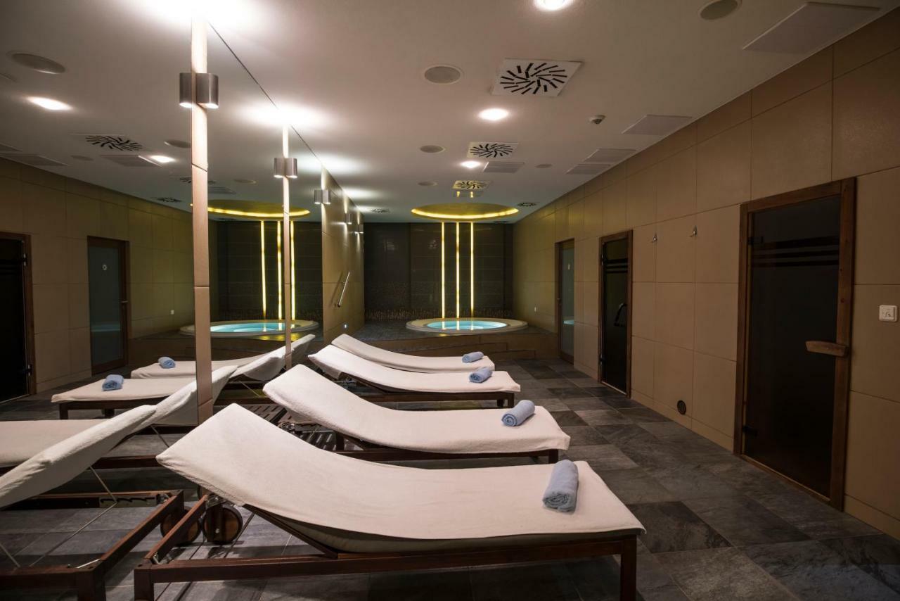 Art Hotel Kastiel Tomasov Exterior photo